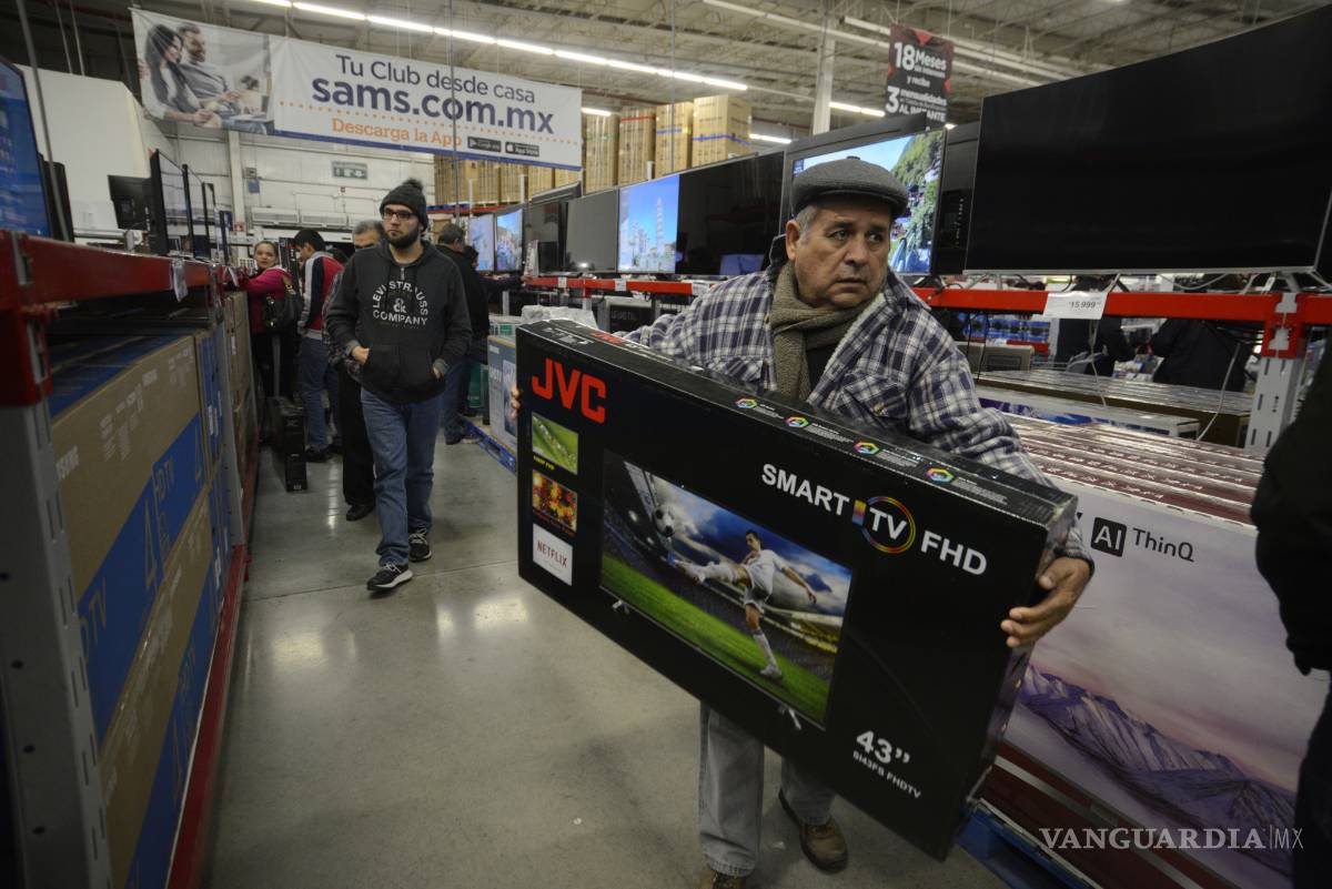 $!Arranca Buen Fin en Saltillo sin importar el frío; ya había filas desde ayer