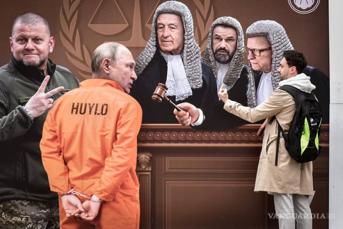 $!Mural que muestra al presidente ruso Vladímir Putin, siendo llevado como prisionero ante la Corte Internacional en Kiev, Ucrania.