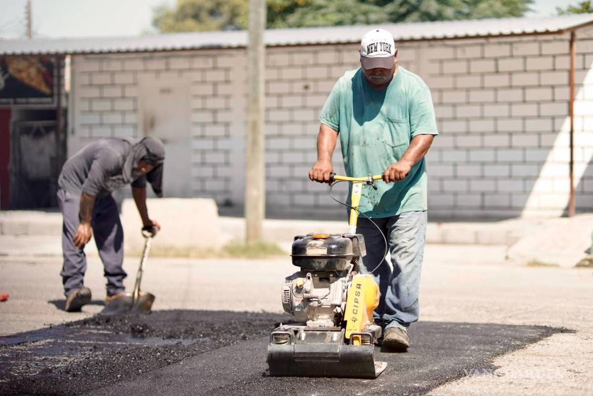 $!Trabajadores municipales también realizaron labores de bacheo sobre la calle Independencia, en Sabinas, Coahuila.