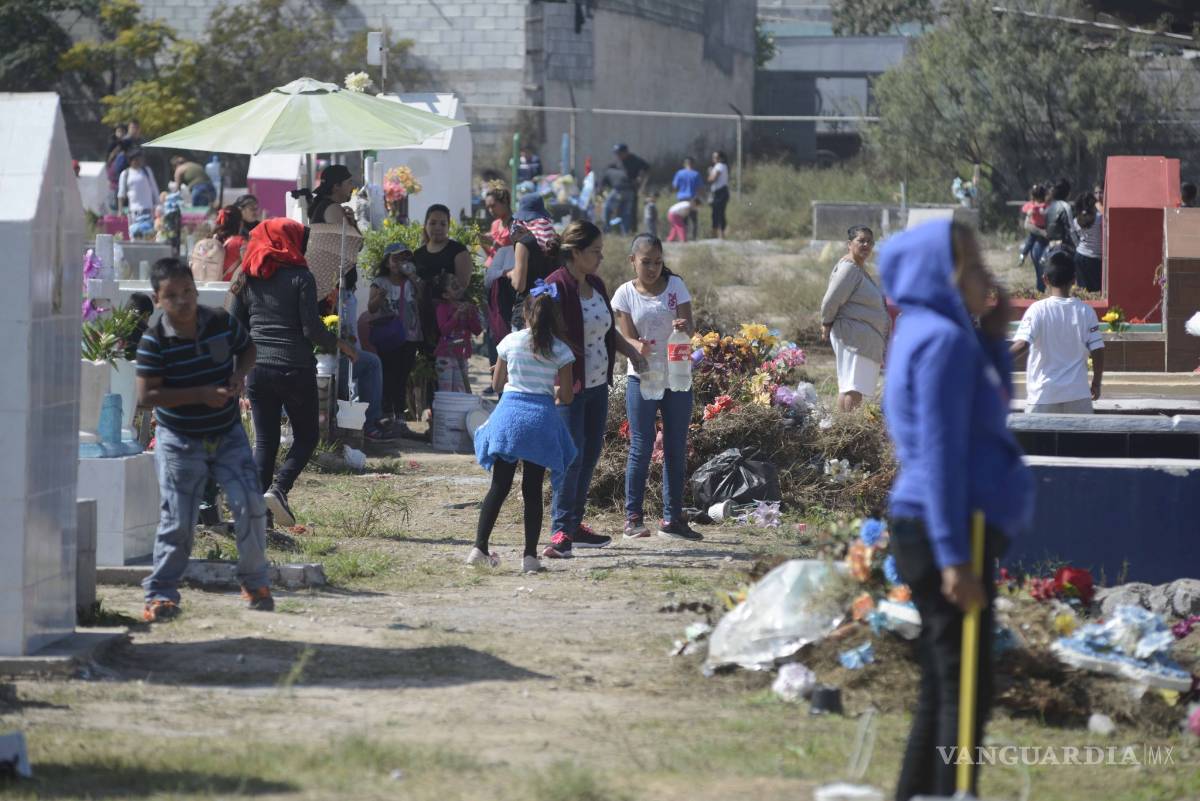 $!En el Día de Muertos, ellos no olvidan ni dejan solos a sus seres queridos [FOTOS]