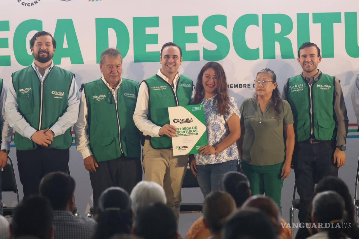 $!Un total de 115 familias de San Juan de Sabinas recibieron sus documentos de propiedad durante la jornada.