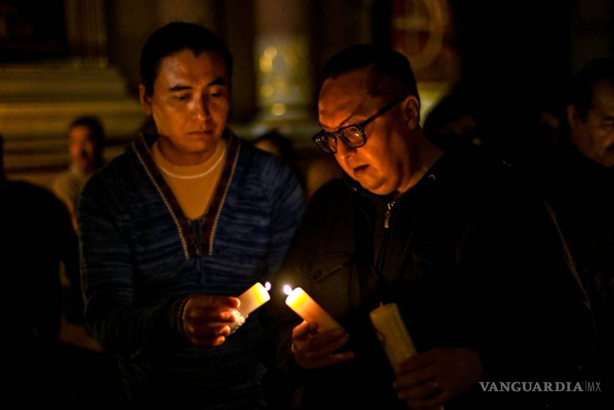 $!Fieles abarrotan la Catedral de Santiago durante la vigilia pascual en Saltillo.