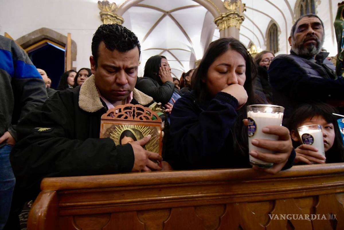 $!Flores, veladoras y despensas fueron colocadas a los pies de la Virgen como muestra de fe y agradecimiento.
