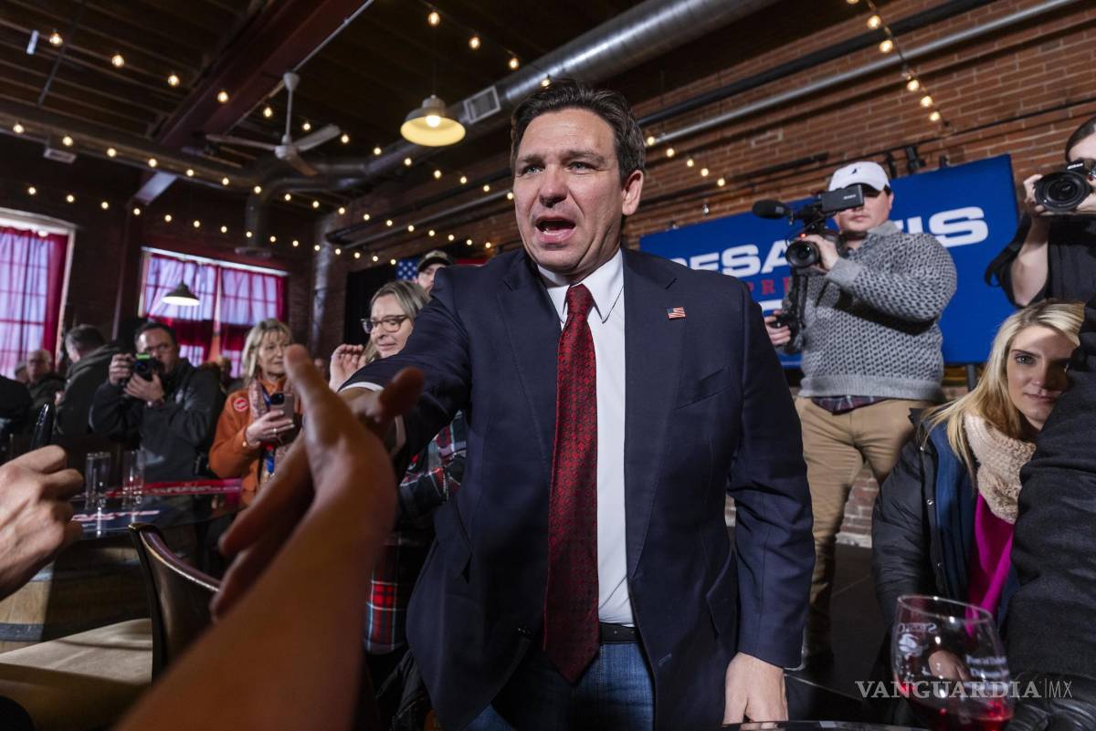$!El gobernador de Florida, Ron DeSantis, saluda a sus seguidores después de hablar en Stone Cliff Winery en Dubuque, Iowa.