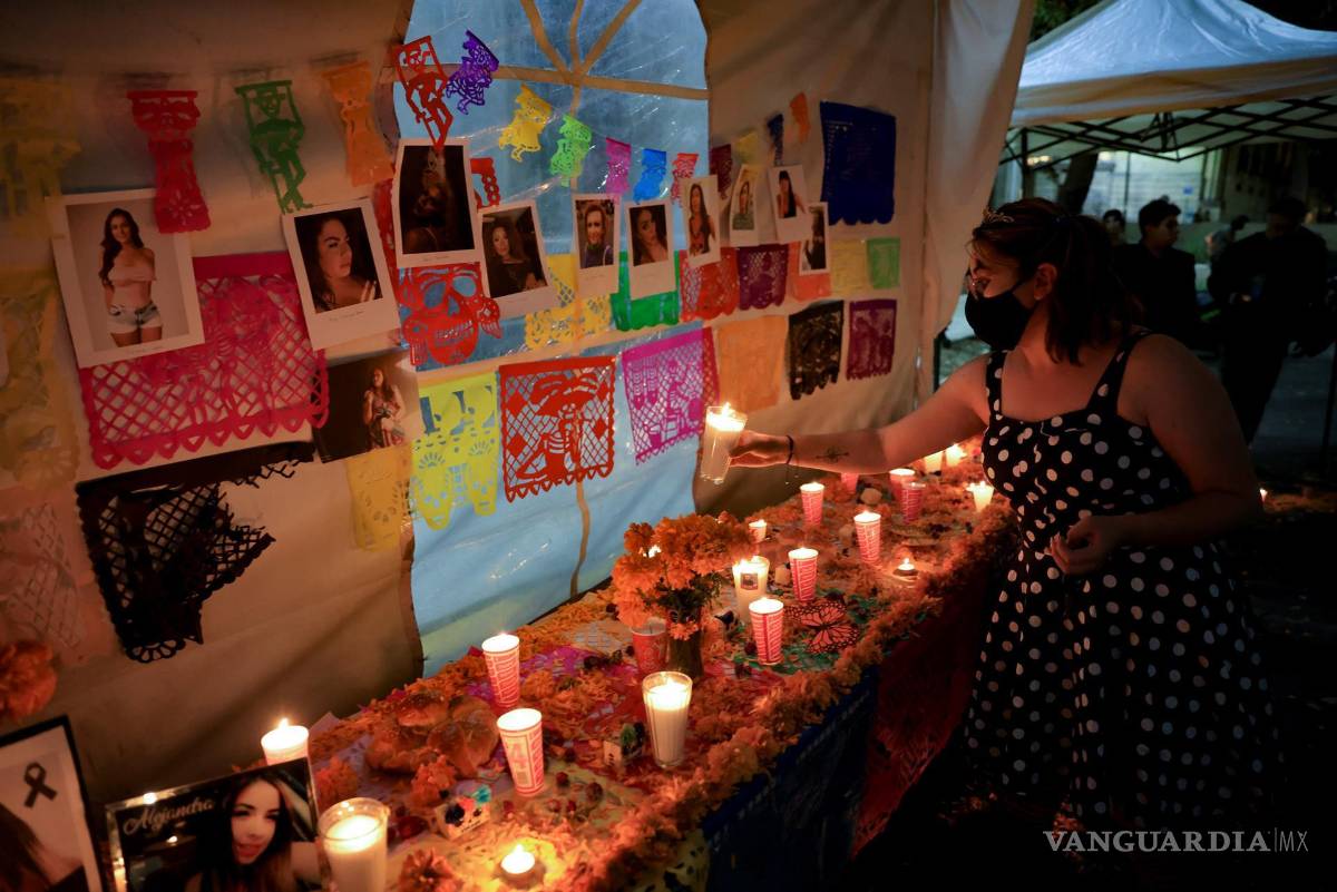 $!Integrantes de la comunidad LGBT realizan una ofrenda por el Día de Muertos en Ciudad de México. EFE/Carlos Ramírez
