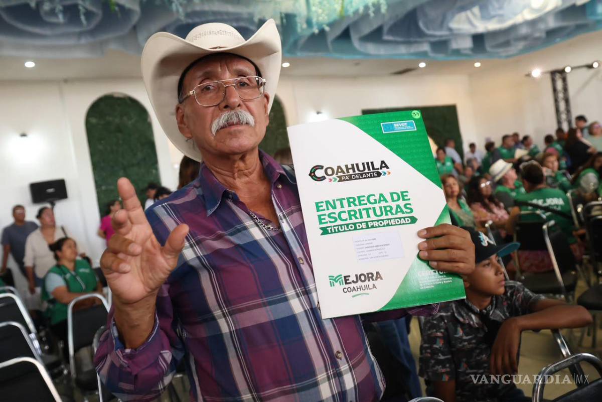 $!Beneficiarios recibieron los documentos que acreditan legalmente la propiedad de sus viviendas o terrenos.