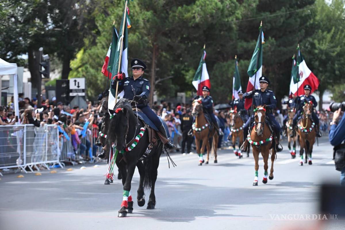 $!Elementos de seguridad y auxilio participaron en el tradicional desfile militar del 16 de septiembre en Saltillo.