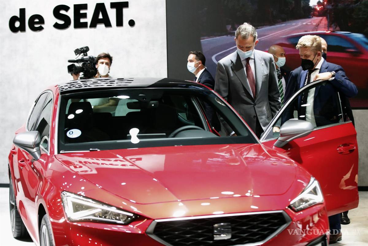 $!El rey Felipe VI (i) junto al presidente de SEAT, Wayne Griffiths, durante la inauguración de Automobile, el salón internacional del automóvil de Barcelona,. EFE/Toni Albir