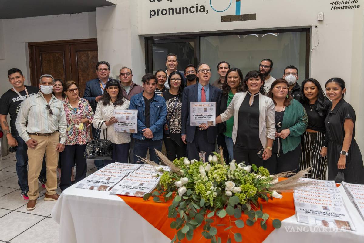 $!Los abrazos, halagos y bromas llenaron la redacción de una vibra que no se sentía desde que inició la pandemia. Los compañeros de Felipe en Vanguardia revivieron con él y su familia anécdotas y buenos tiempos.