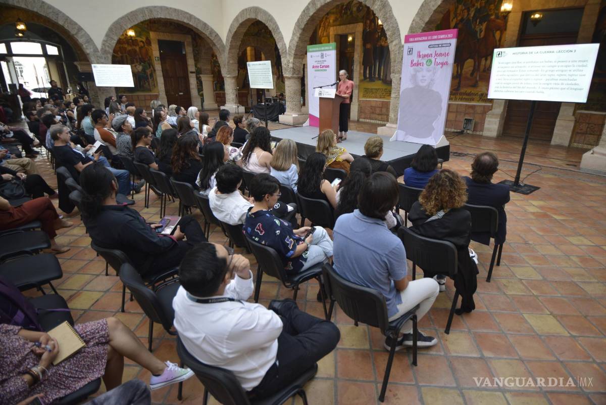 $!El CECUVAR se llenó de escritores, poetas y lectores de la obra de Carson.