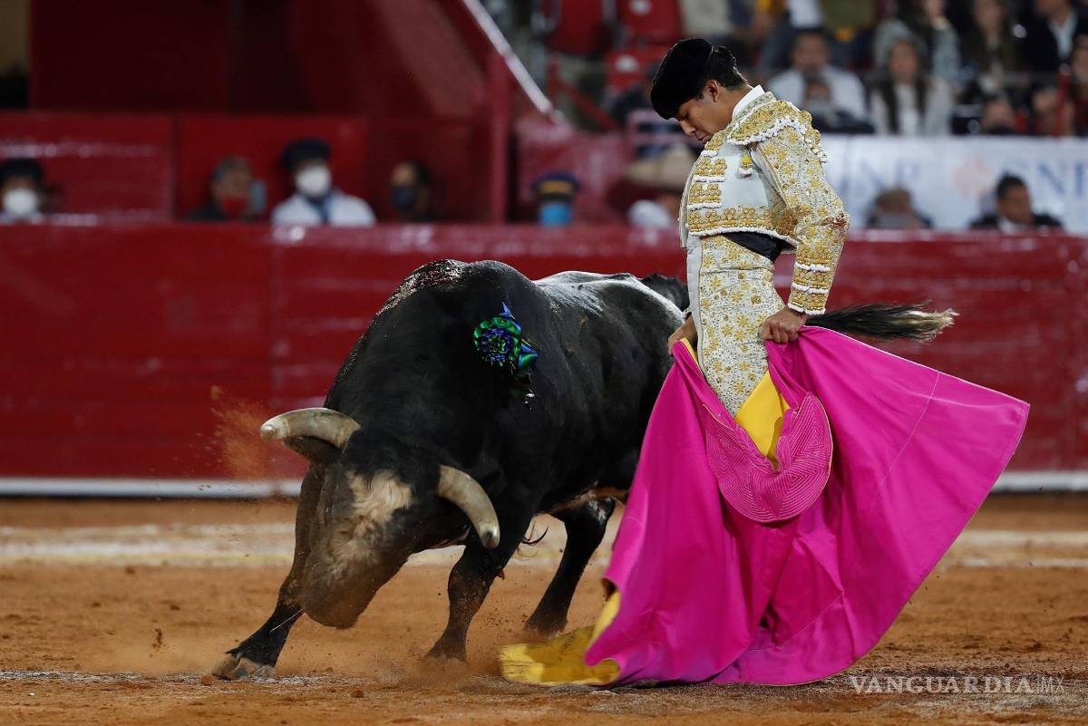 $!El torero mexicano Diego Valadez lidia a su primer toro al toro “Barbarana” de 512 kg, durante la corrida nocturna de la temporada grande de Las Luces, en la reapertura de la Plaza de Toros México en Ciudad de México. EFE/Mario Guzmán