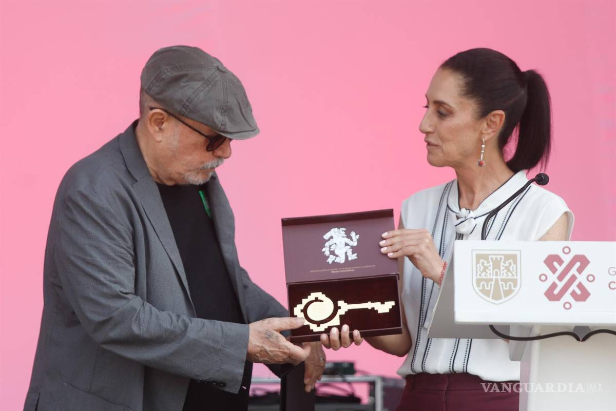 $!La Jefa de Gobierno de la Ciudad de México, Claudia Sheinbaum (d), entrega las llaves de huésped distinguido a Silvio Rodríguez (i) en la Ciudad de México.