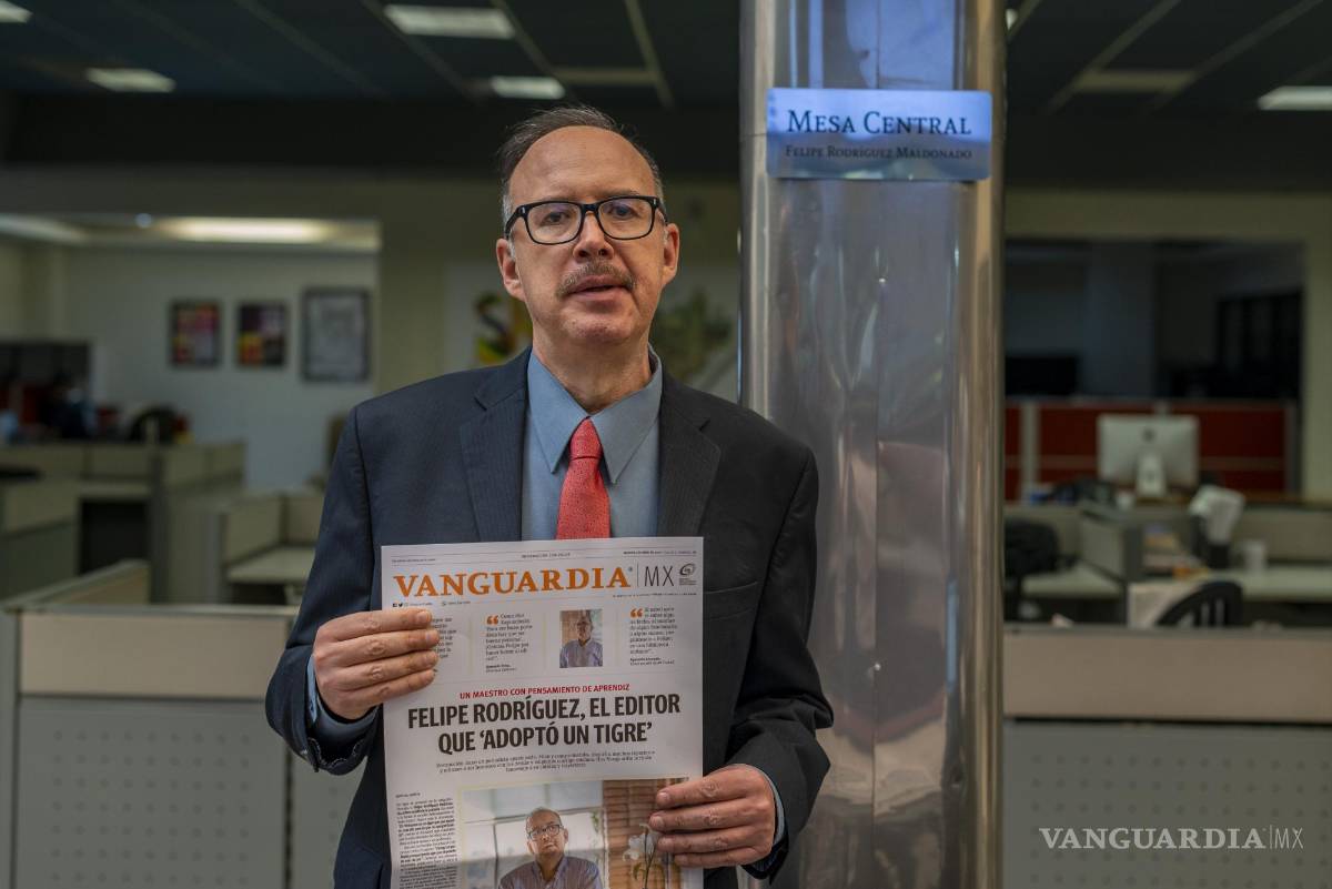 $!Además de la placa que lleva su nombre, Vanguardia le entregó a Felipe una portada personalizada con una entrevista realizada por Quetzali García.