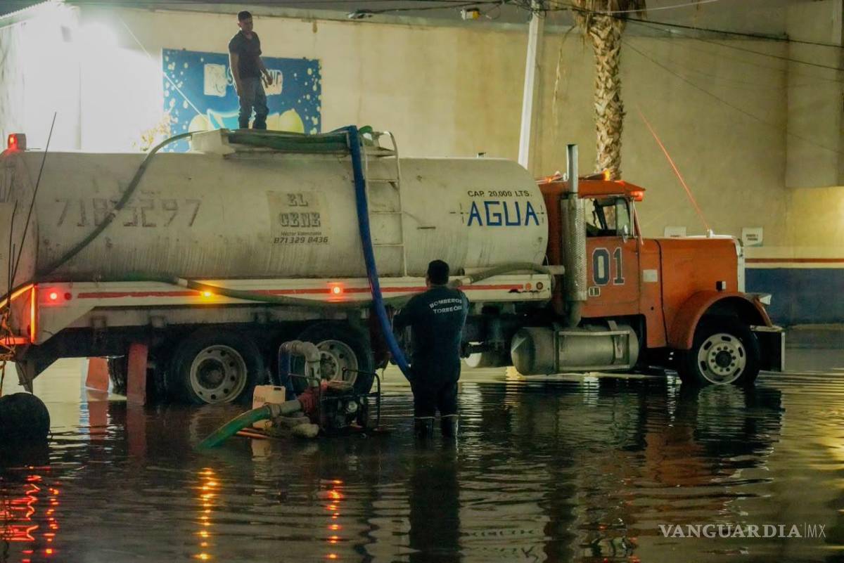 $!A través del Ayuntamiento, se mantienen labores de desagüe con una pipa en una de las zonas afectadas por las lluvias en Torreón.