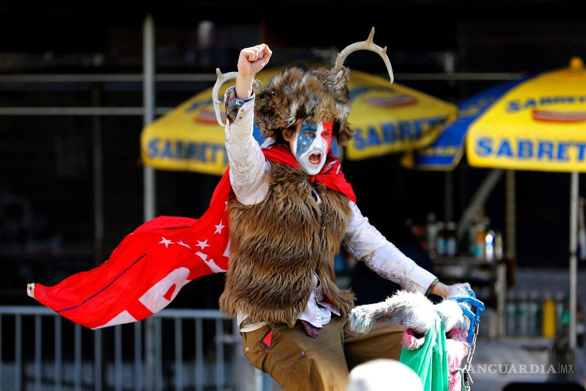 $!Un manifestante que apoya a Donald Trump anda en bicicleta frente al Tribunal Penal de Nueva York antes de una posible acusación contra de Donald Trump.