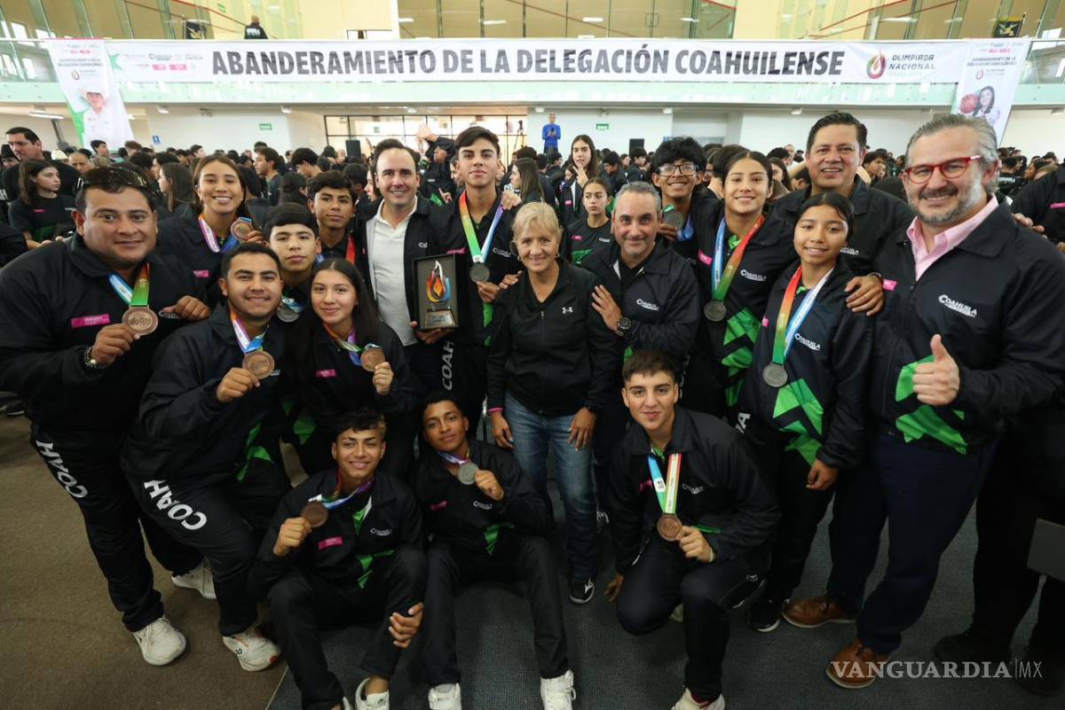 $!El gobernador, así como funcionarios estatales, convivieron con atletas tras el acto protocolario del abanderamiento.