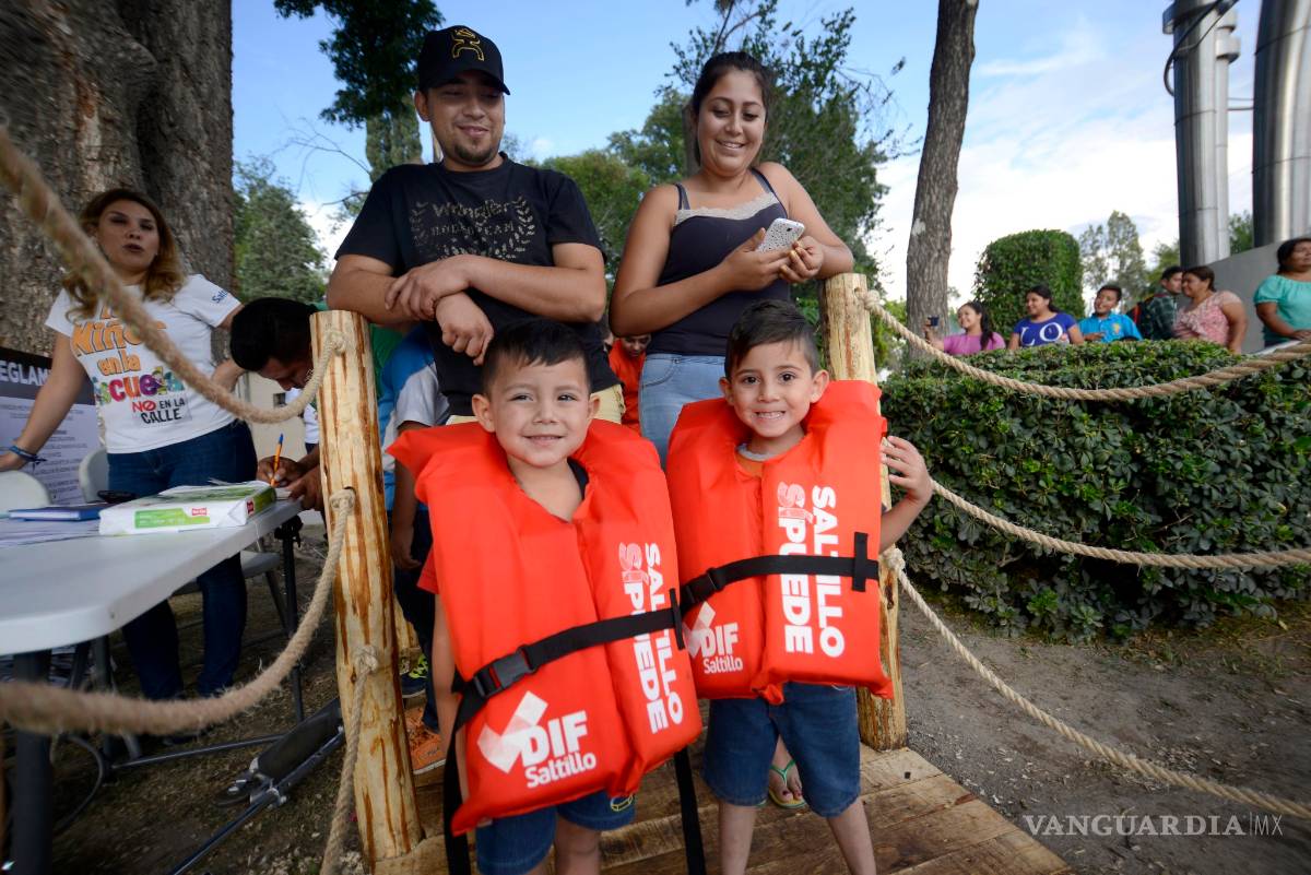 $!'Inundan' saltillenses lago de la Alameda, para pasear en lancha