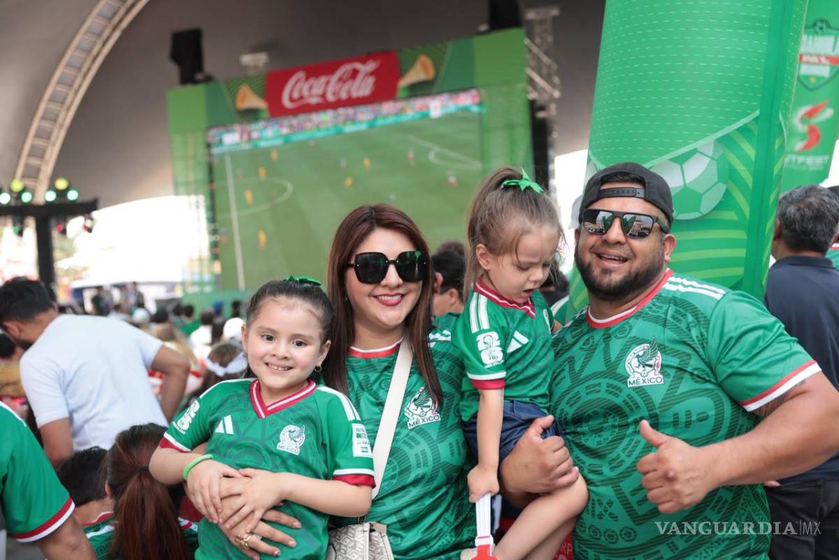 $!Familias completas disfrutaron de la transmisión del partido inaugural y de las actividades del FUTFEST Saltillo 2026.