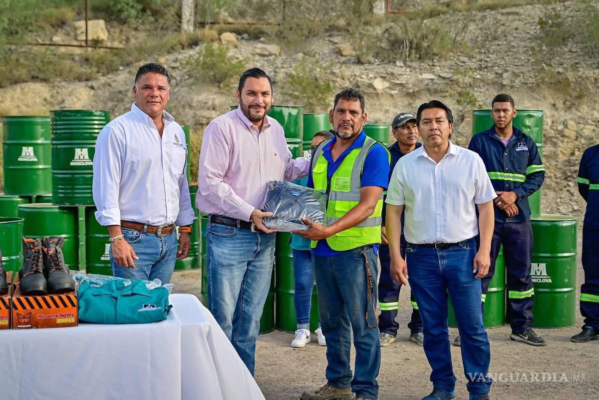 $!Trabajadores muestran con orgullo los uniformes que refuerzan su sentido de pertenencia.