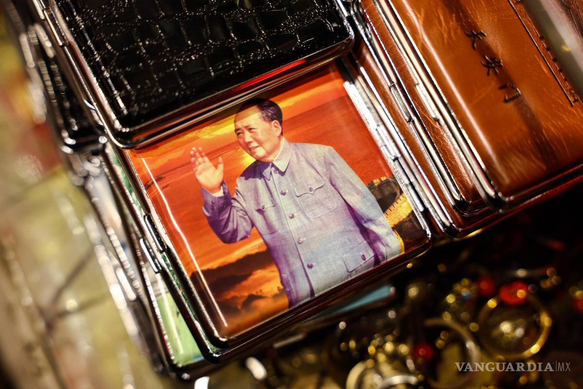 $!Un tarjetero con imágenes del expresidente del Partido Comunista de China, Mao Zedong, se exhibe en una tienda de Pekín, China.