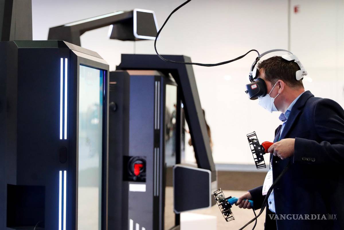 $!Un asistente juega con el sistema de juegos de realidad virtual VRLCO en el Salón Internacional de Electrónica de Consumo. EFE/EPA/Caroline Brehman