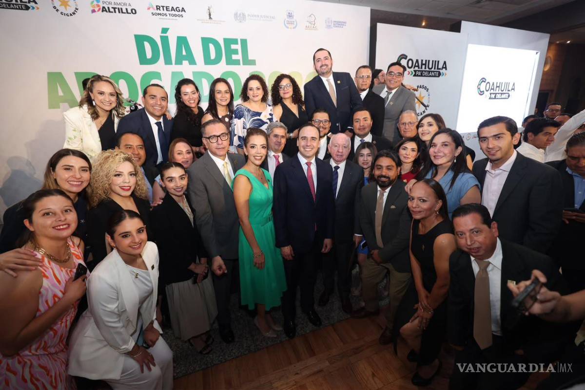 $!Autoridades de los poderes Ejecutivo y Judicial, así como representantes del gremio jurídico, participaron en la celebración realizada en Saltillo.