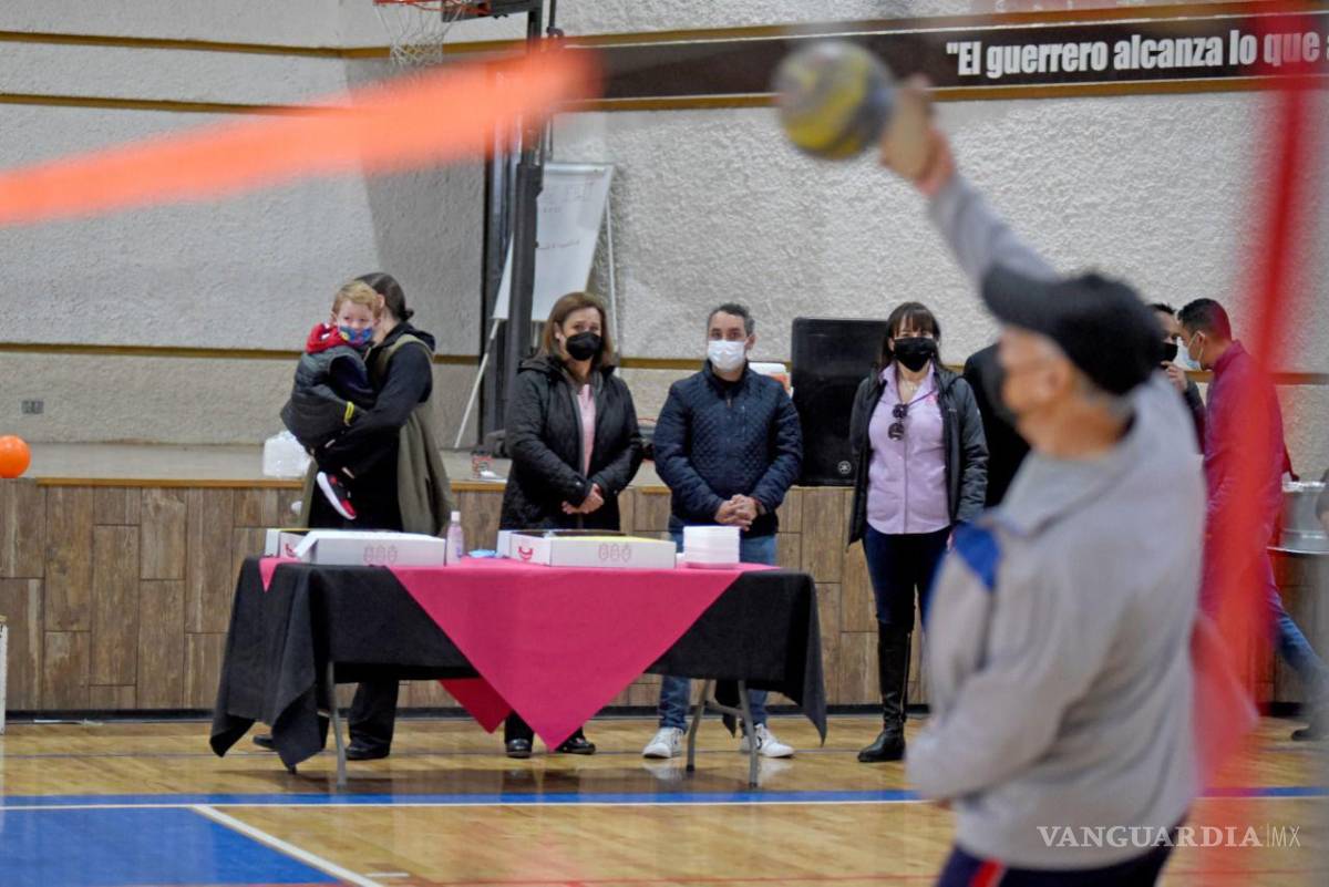 $!El recorrido inició en las instalaciones del Gimnasio Municipal donde se llevan a cabo los entrenamientos del equipo de pelota tarasca Lobos, en las categorías de 59 y más, de 60-68, y 69 y más. FOTO: CORTESÍA