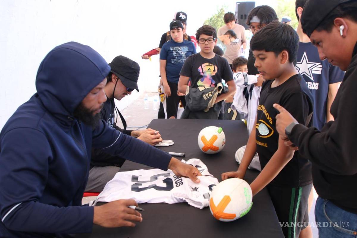 $!Terrance Williams firmó autógrafos y se tomó fotografías con jóvenes jugadores de Saltillo.