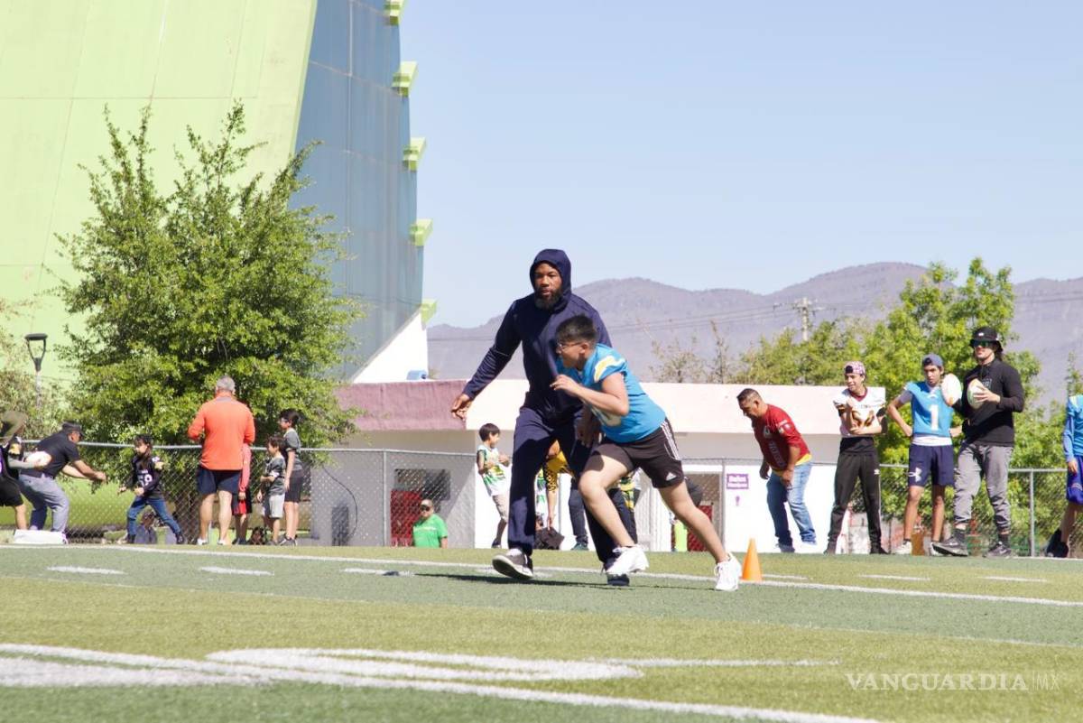 $!Integrantes de AFAIS aprovecharon la visita del nuevo jugador de Dinos de Saltillo para convivir con él.