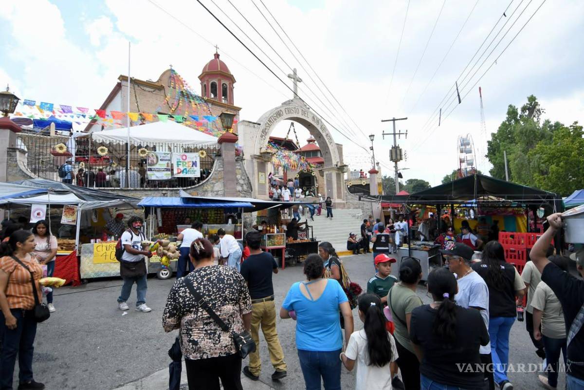 $!En los alrededores se podía ver a cientos de familias.