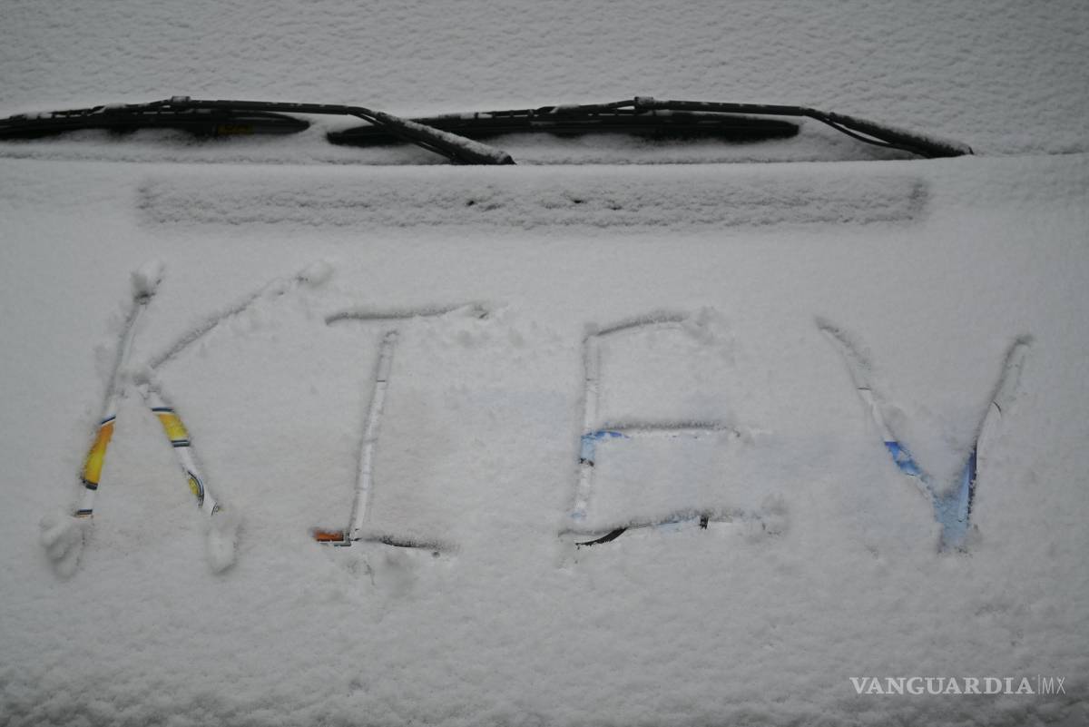 $!Vista de un parabrisas de un coche con la palabra Kiev escrita sobre la nieve. EFE/Ignacio Ortega