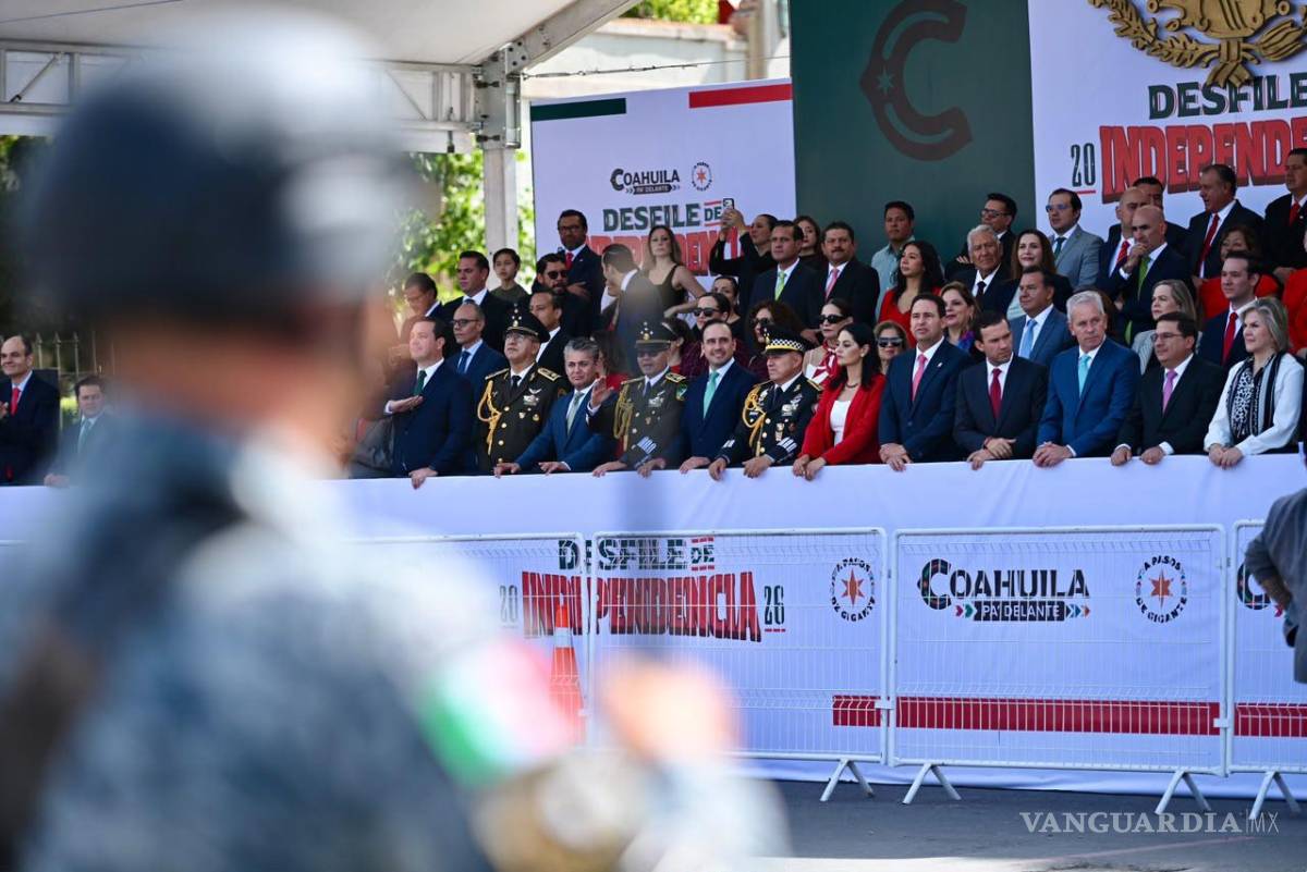 $!Las autoridades coahuilenses presenciaron el desfile desde el V. Carranza.