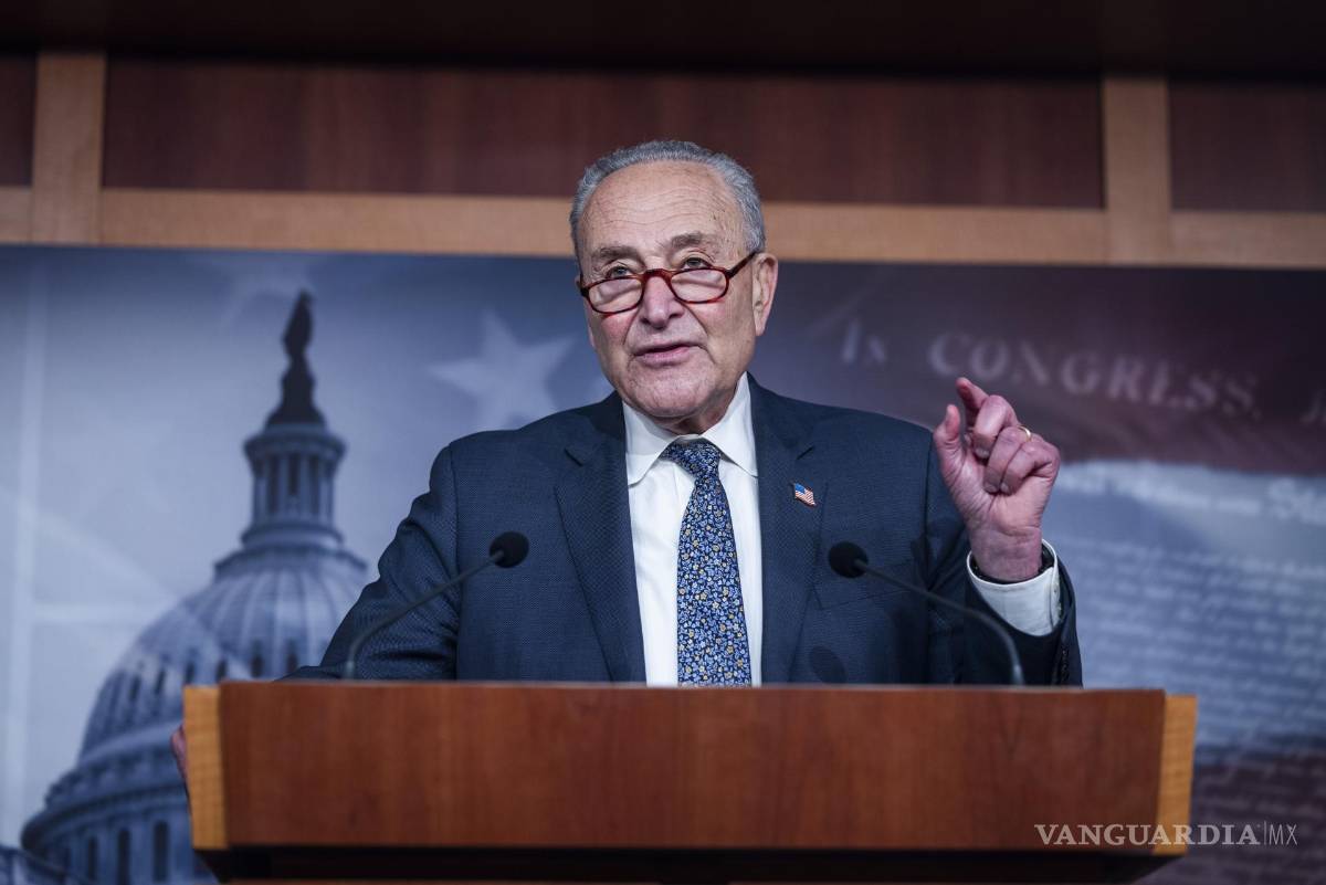 $!El líder de la minoría demócrata en el Senado, Chuck Schumer, habla con la prensa tras la aprobación del llamado “proyecto de ley grande y hermoso” en Washington.
