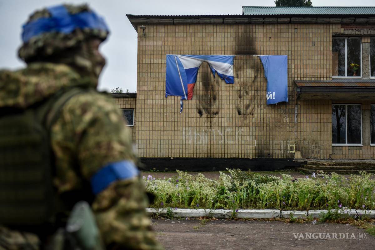$!Un estandarte quemado con la bandera rusa en la región de Kharkiv, noreste de Ucrania, el 18 de septiembre de 2022.