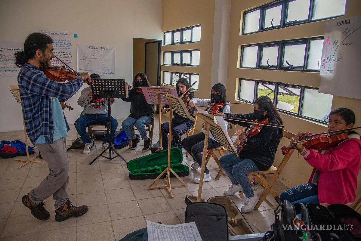 $!Jóvenes indígenas tzotziles, integrantes del proyecto musical “Por la paz de la zona norte”, ensayan en el Centro Cultural de San Cristóbal de las Casas (México).