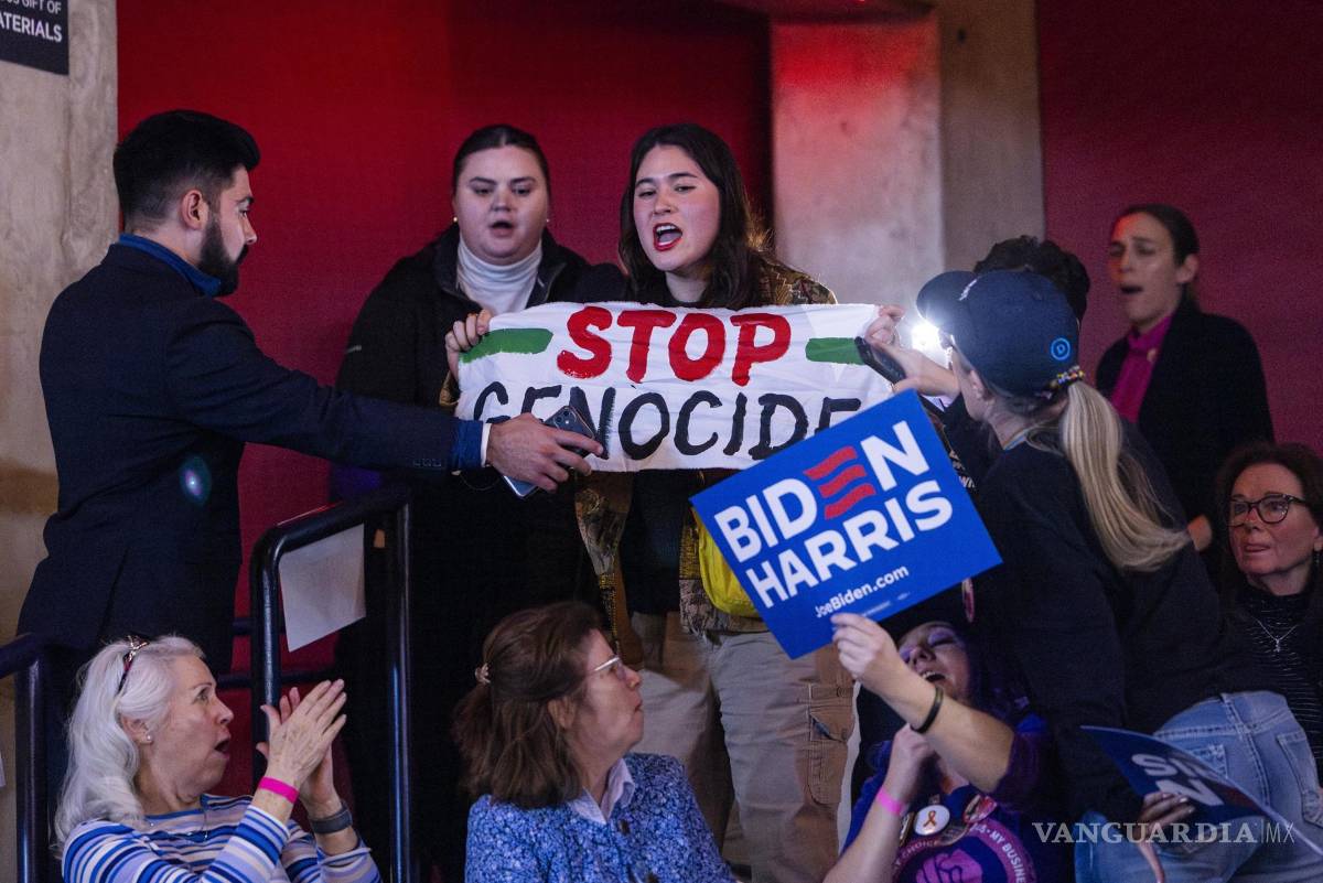 $!Al grito de “¡Joe genocida!”, un grupo de activistas pro palestinos interrumpieron el primer gran discurso de la campaña de primarias de Joe Biden.