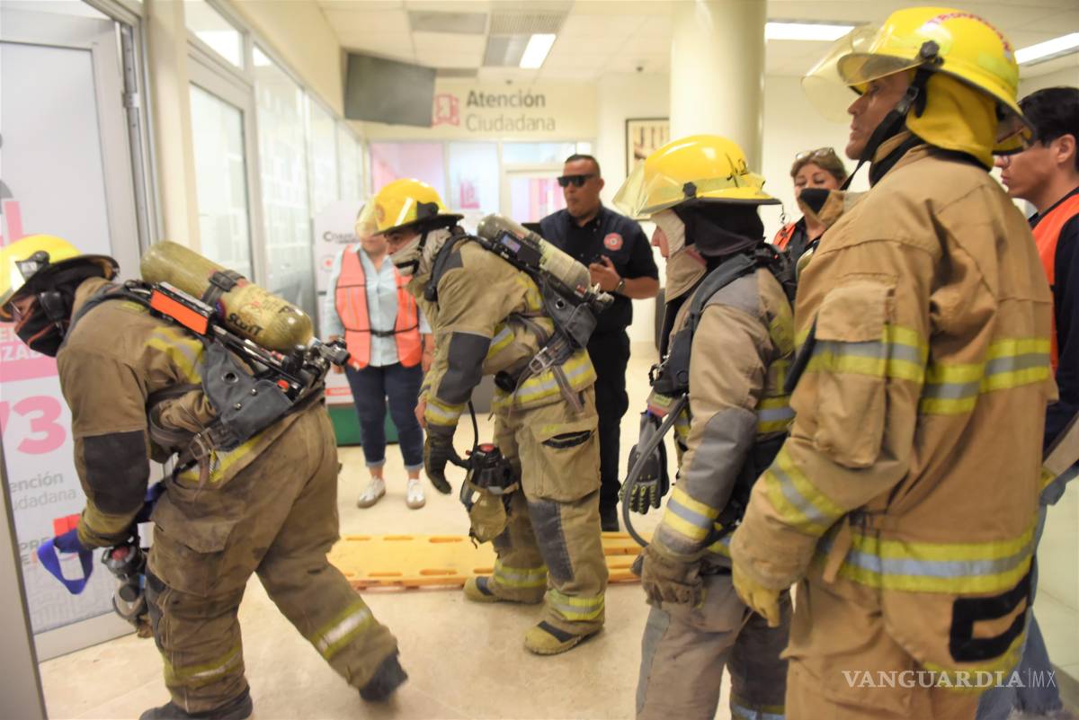 $!Elementos de emergencia participaron en el control del supuesto conato de incendio.