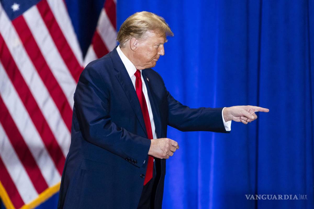 $!El expresidente estadounidense Donald Trump hace un gesto hacia sus seguidores en un mitin de campaña del Súper Martes en Richmond, Virginia.