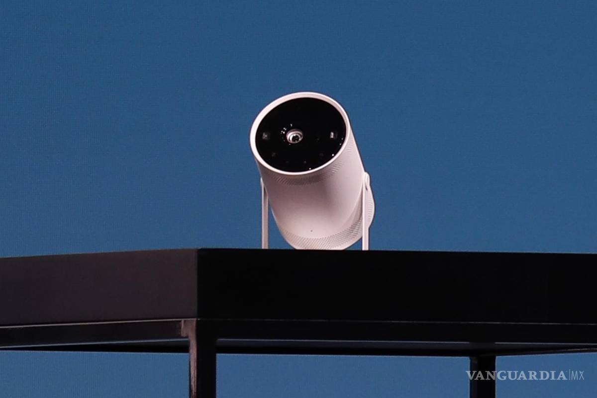 $!El dispositivo de entretenimiento y pantalla portátil Samsung “Freestyle”. EFE/EPA/Caroline Brehman