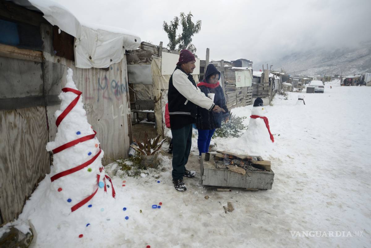 $!Aumenta con nevada calor humano en sector de tejabanes en Saltillo