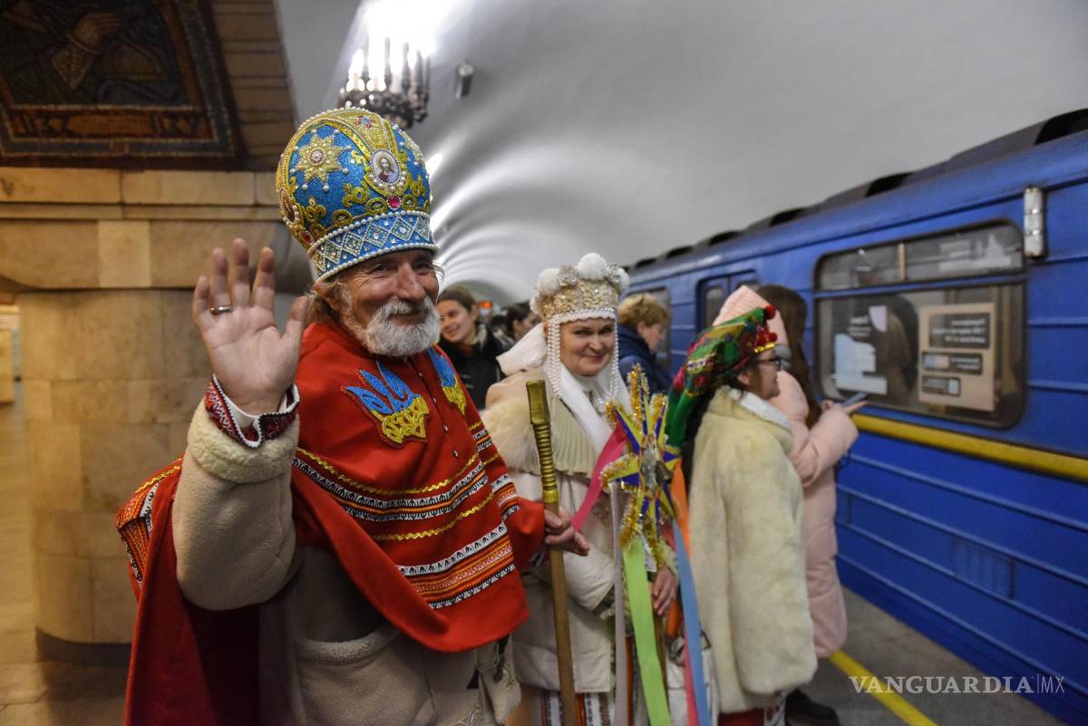 $!Personas del colectivo 'Kyivska Kolyada' cantan villancicos y recaudan dinero para el ejército ucraniano en la estación de metro Zoloti Vorota en Kyiv, Ucrania, el 25 de diciembre de 2022. EFE/EPA/OLEG PETRASYUK