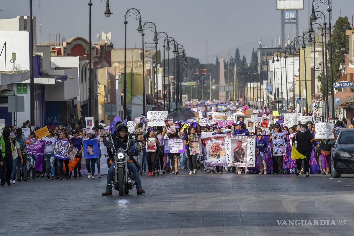 $!Marcha avanzando por una avenida principal: “Las calles de Saltillo se convierten en escenario de exigencia y lucha.”