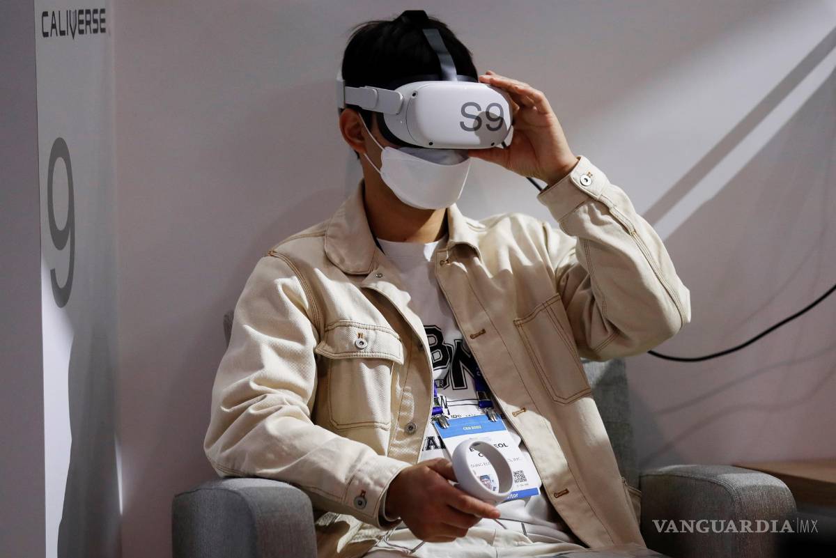 $!Un asistente usa un visor de realidad virtual en el stand de Lotte Data Communication. EFE/EPA/Caroline Brehman