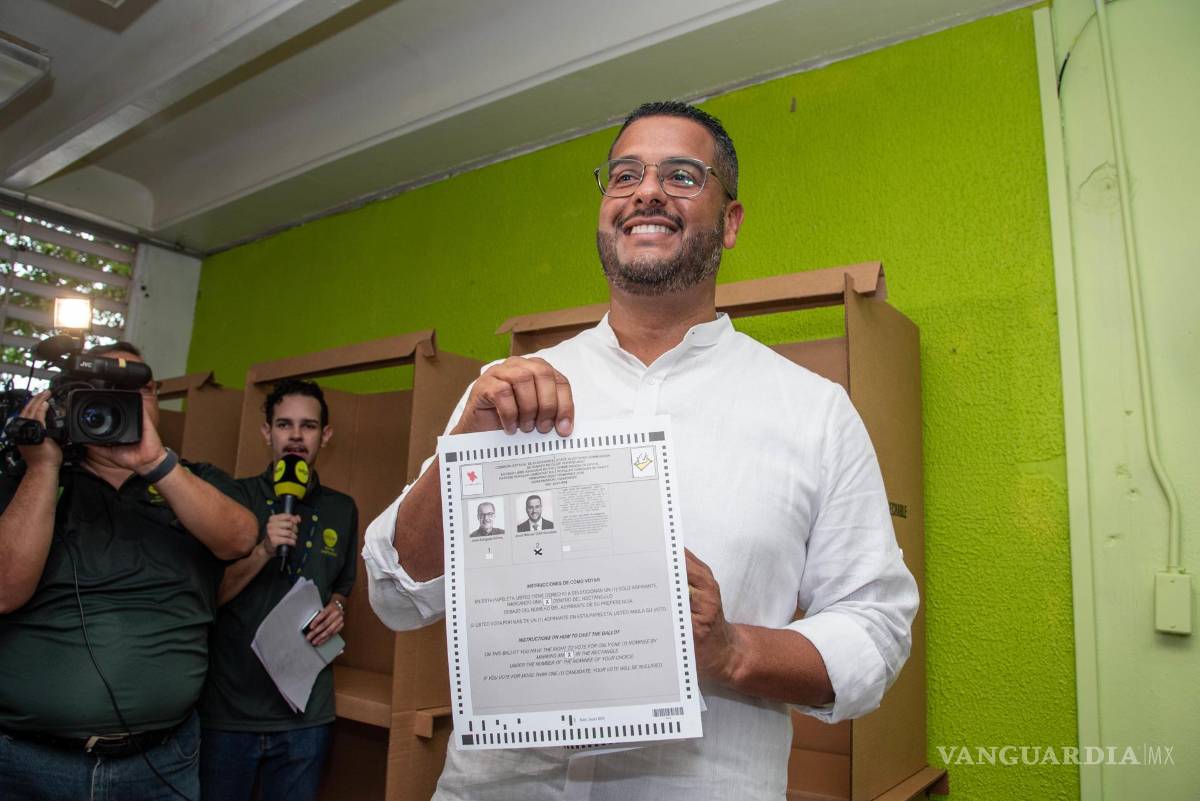 $!El presidente del Partido Popular Democrático (PPD) y precandidato a la Gobernación, Jesús Manuel Ortiz, muestra su voto en San Juan, Puerto Rico.