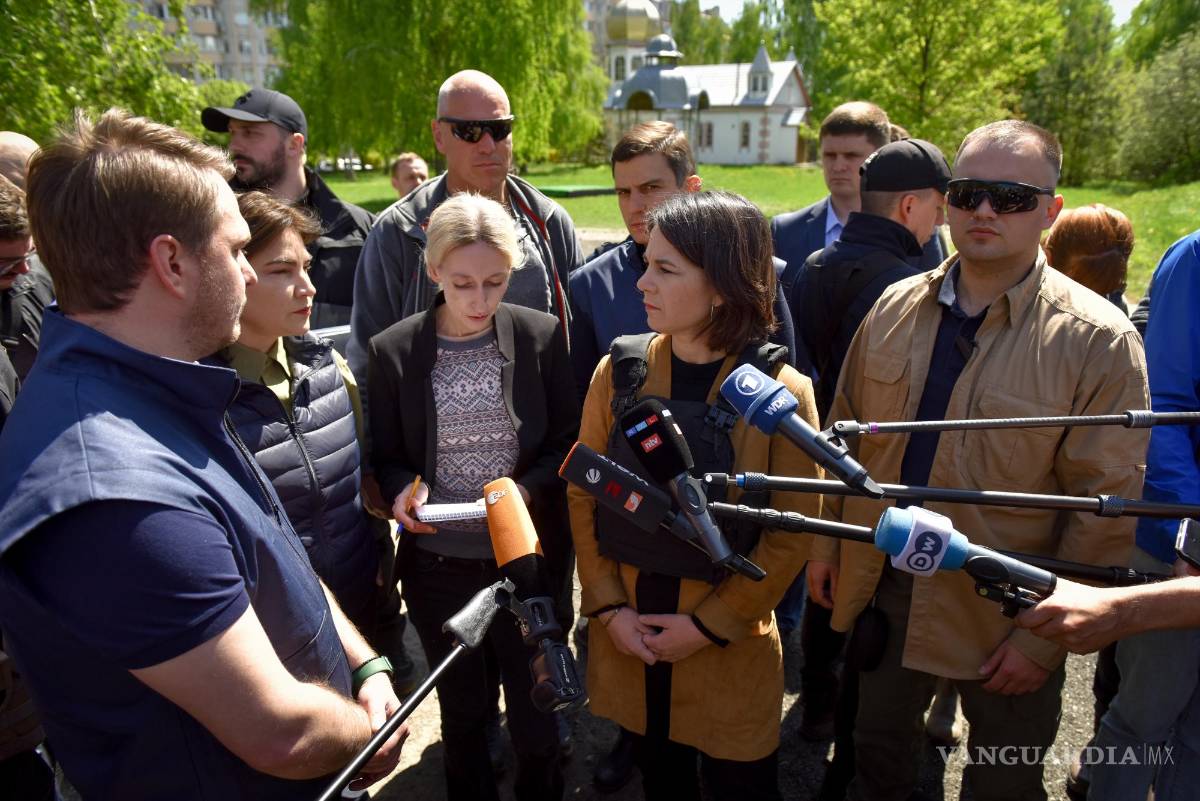 $!La fiscal general de Ucrania, Iryna Venediktova (i), con la ministra de Relaciones Exteriores de Alemania, Annalena Baerbock (d) en Bucha, Ucrania.