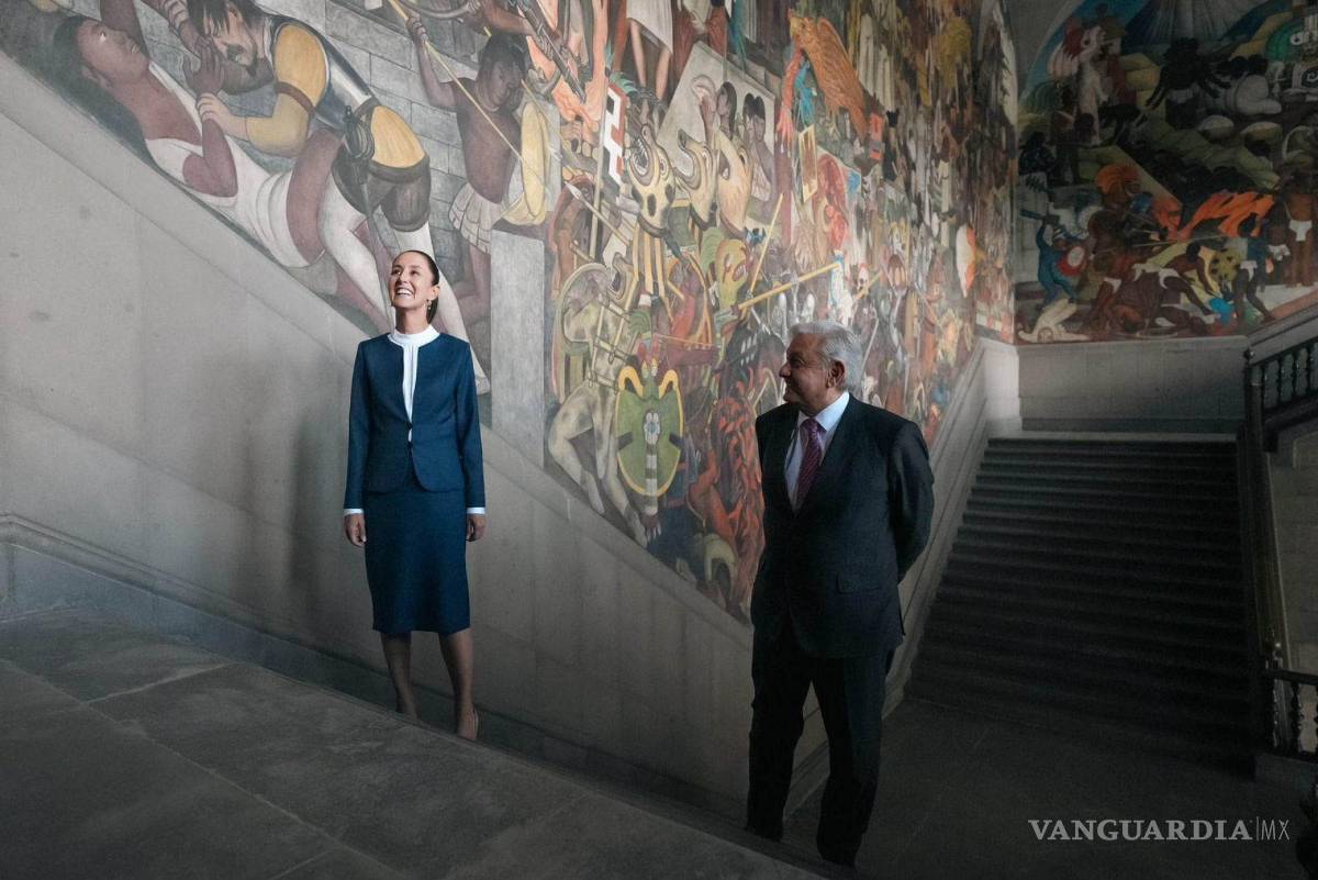 $!Claudia Sheinbaum, Presidenta Electa, observa con Andrés Manuel López Obrador, Presidente de México, los murales de Palacio Nacional, los políticos sostuvieron un encuentro para definir el proceso de transición.