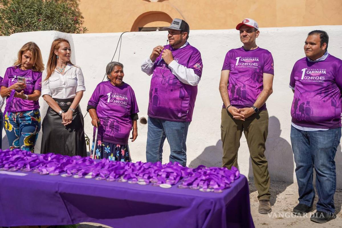 $!El alcalde Tomás Gutiérrez entrega medallas a los participantes de la Caminata Comanche, destacando valores de unidad y cultura.