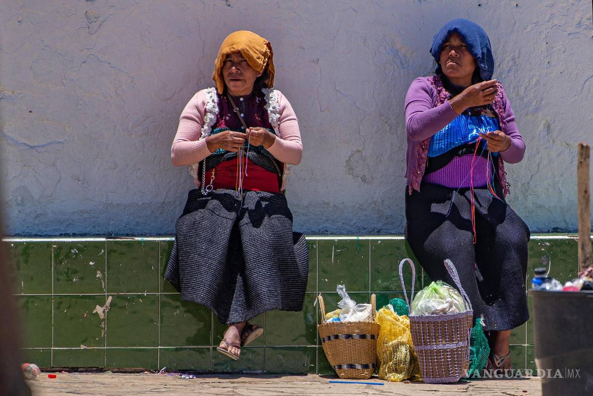 $!Dos mujeres indígenas tzotziles en el municipio de Zinacantán, estado de Chiapas (México).