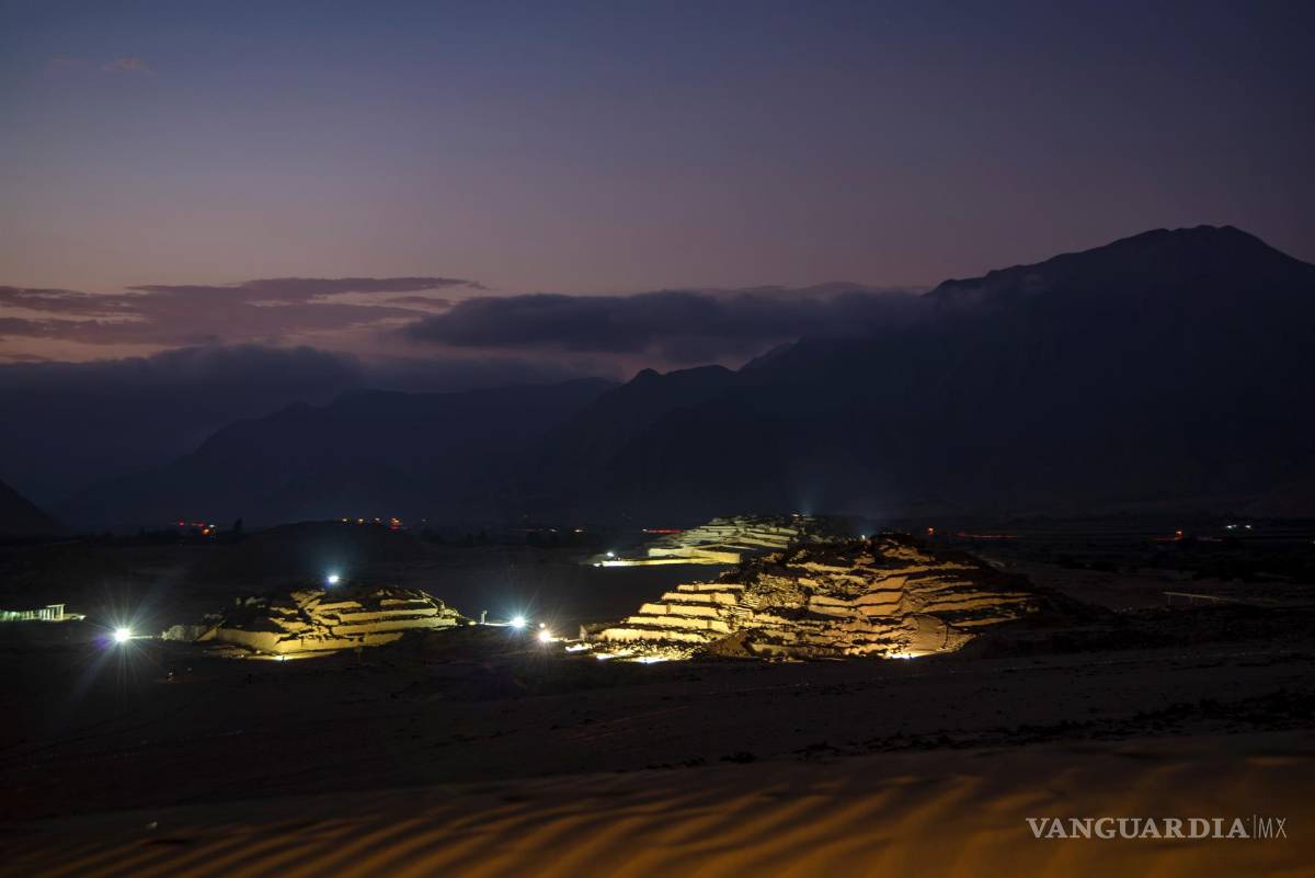 $!Panorámica nocturna con pirámides iluminadas de uno de los centros urbanos de Caral, civilización considerada la más antigua de América. EFE/EPA/Zona Arqueológica Caral