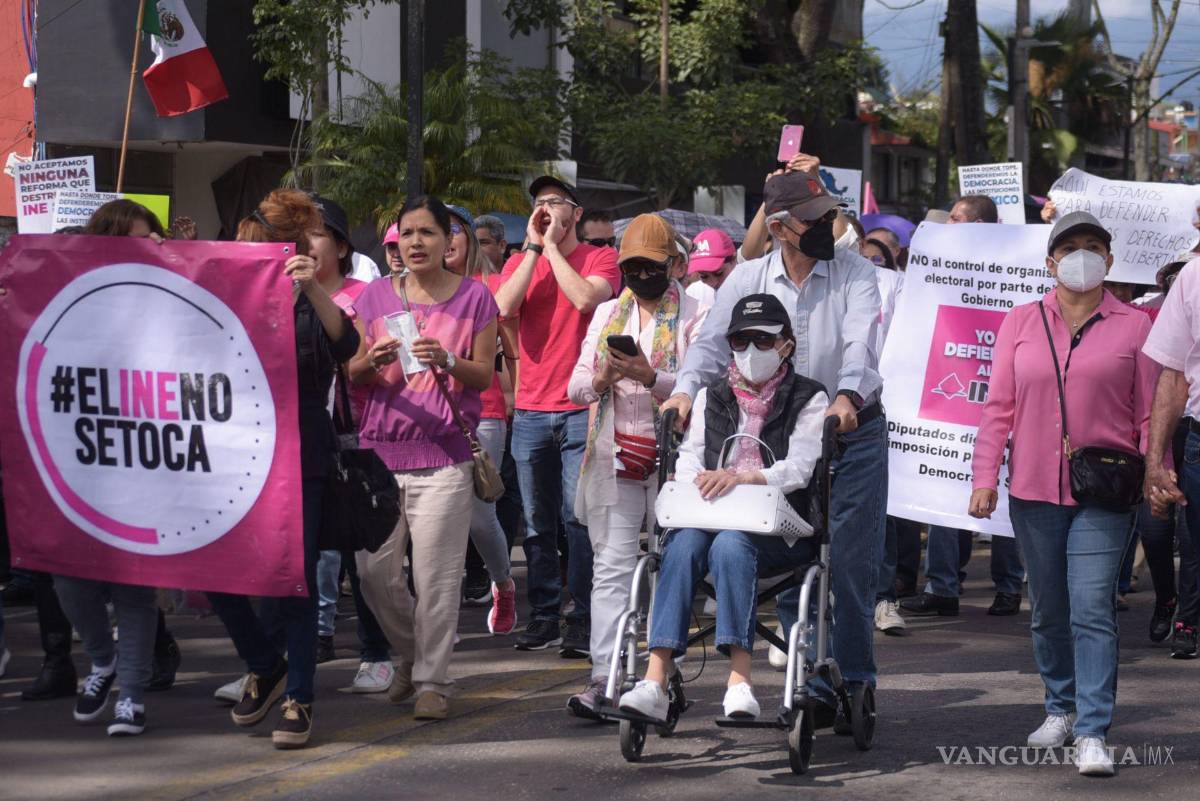 $!En Xalapa miles de ciudadanos se movilizaron para protestar en contra de la reforma electoral impulsada por Andrés Manuel López Obrador.